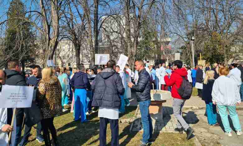 Studentët e mjekësisë në RMV vazhdojnë të protestojnë edhe sot