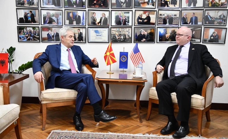 Kryetari Ahmeti takoi ish ambasadorin amerikan Riker: Të palëkundur në rrugën Euro-Amerikane
