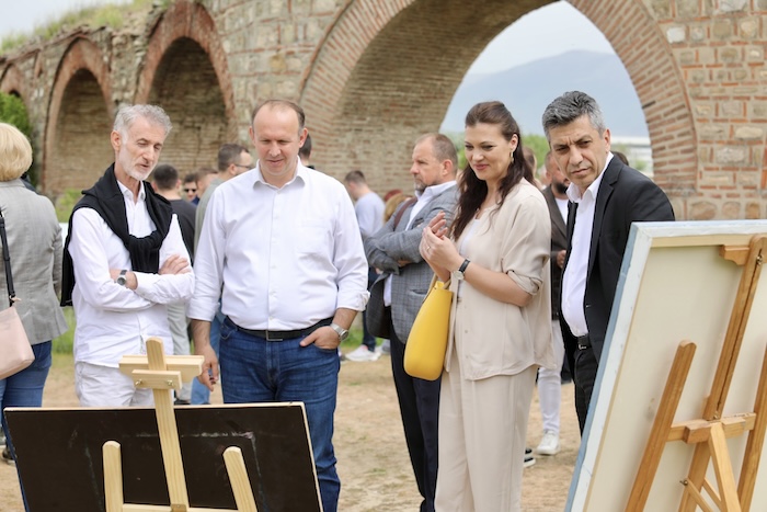 Izet Mexhiti dhe Afrim Gashi takuan  artistët në Akuaduktin e Shkupit (FOTO)