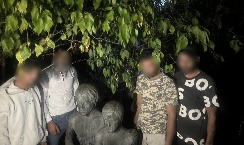 Katër persona nga Shkupi kapen duke vjedhur bustin prej bronzi në Varrezat e Butelit