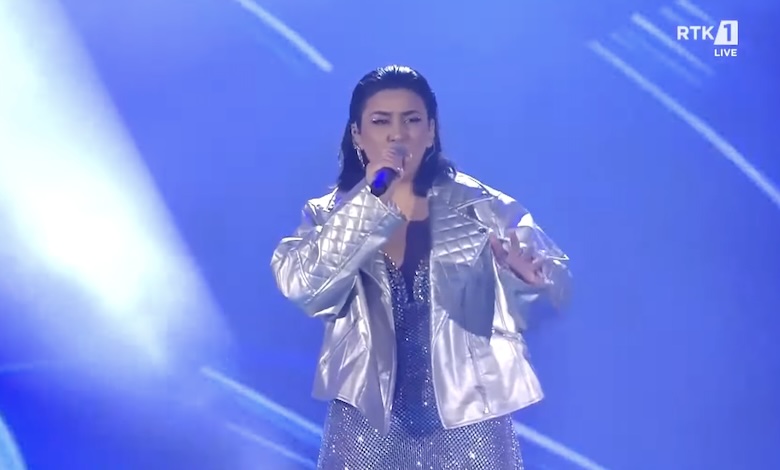 arsi-bako-me-rreze-zjarr-eshte-fituesja-e-festivalit-te-kenges-ne-rtk-ne-kosove-video